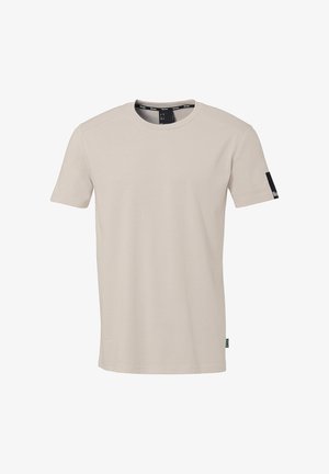 Beige T-shirt met korte mouwen en ronde hals met een klein zwart logolabel op de linker mouw en een binnenlabel in de kraag.