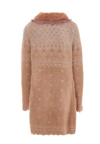 Suéter beige borroso con un acabado texturizado, que presenta un cuello rosa con forma de concha y patrones de corazones en toda su superficie. Mangas largas y corte hasta la cadera.