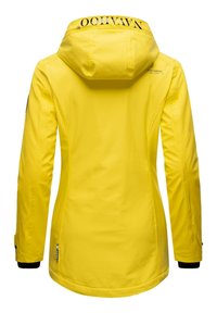 Kollane veekindel jakk kapuutsiga, millel on tõmblukkidega tasku, elastsed mansetid ja silmatorkav logo seljal. Sile tekstuur.
