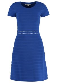 Modré šaty s krátkými rukávy, žebrovanou texturou, přiléhavým tělem, rozšířenou sukní a dekorativními horizontálními pruhy s malými výřezy v pase.