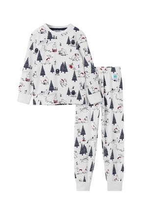 Witte pyjama set met een lange mouwen top en broek. Het materiaal is zacht met een speelse print van bomen en fantasierijke figuren in marineblauw en rood.