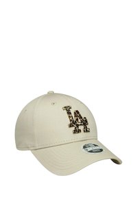 Cappellino da baseball beige con logo "LA" in stampa leopardata testurizzata, visiera curva e occhielli di ventilazione. Realizzato in materiale misto cotone.