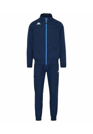 Tuta navy realizzata in tessuto leggero e liscio. La giacca presenta una chiusura con zip, colletto alto e logo bianco. I pantaloni hanno polsini elasticizzati.