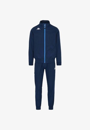 Tuta navy realizzata in tessuto leggero e liscio. La giacca presenta una chiusura con zip, colletto alto e logo bianco. I pantaloni hanno polsini elasticizzati.