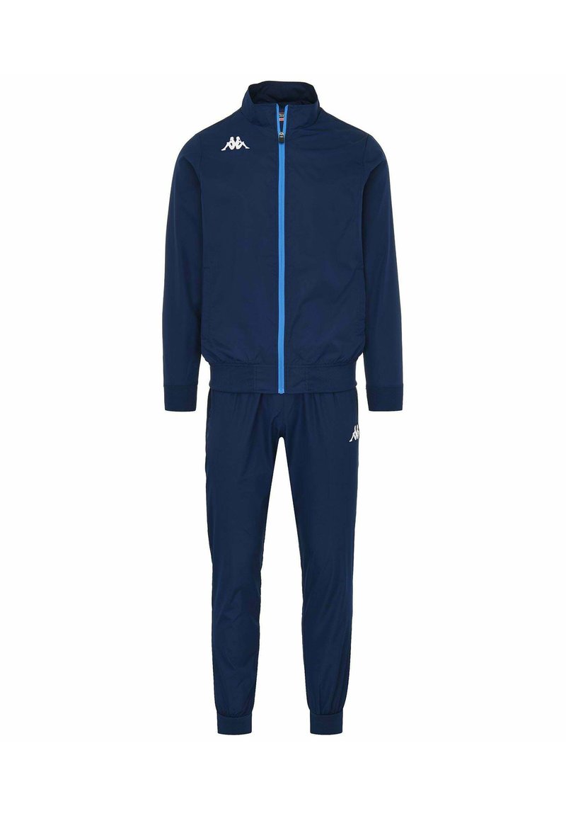 Tuta navy realizzata in tessuto leggero e liscio. La giacca presenta una chiusura con zip, colletto alto e logo bianco. I pantaloni hanno polsini elasticizzati.