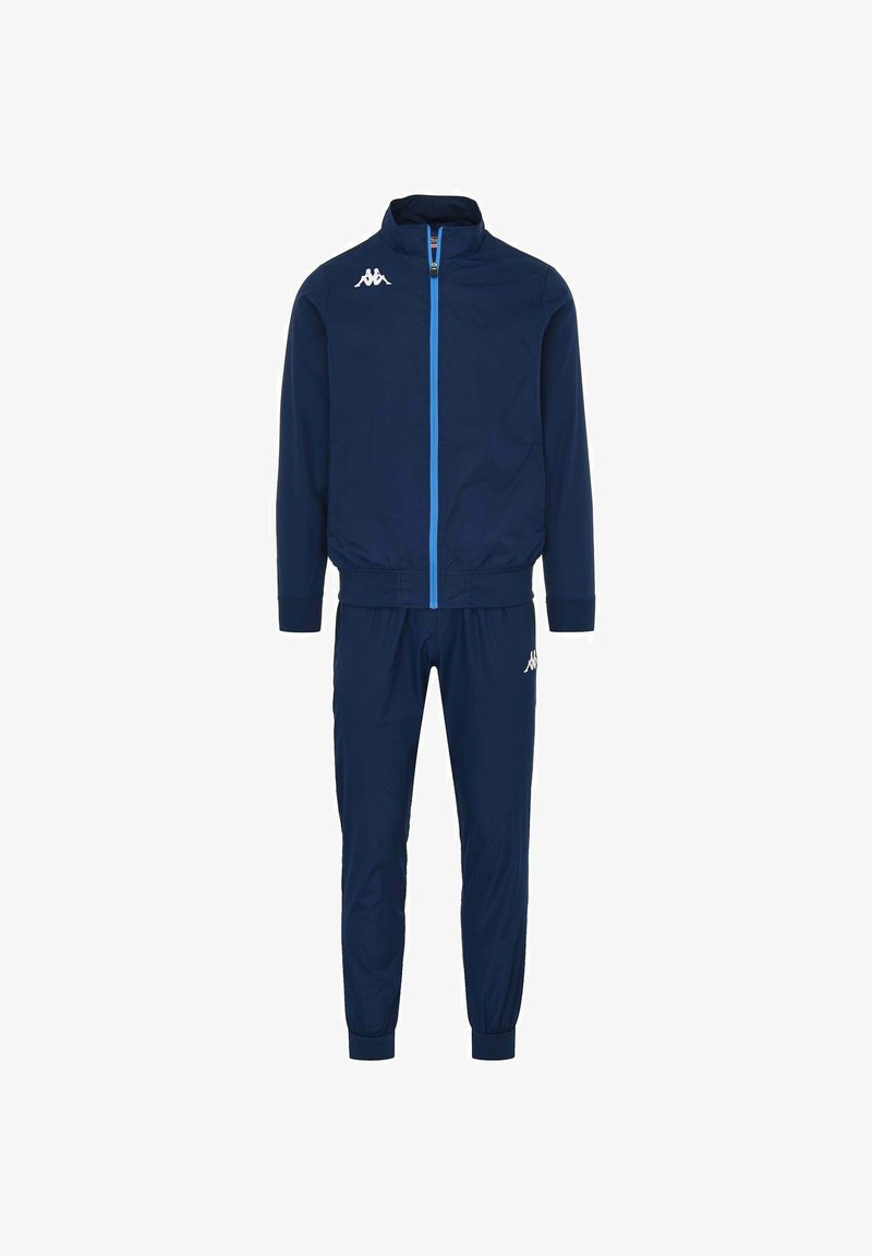 Tuta navy realizzata in tessuto leggero e liscio. La giacca presenta una chiusura con zip, colletto alto e logo bianco. I pantaloni hanno polsini elasticizzati.