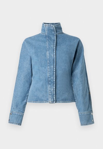 Helerohelist sinine teksajakk, millel on kõrge krae, esikinnis klõpsudega ja pikkade varrukatega, millel on nööpkatted. Sile tekstuur ja kohandatud lõige.