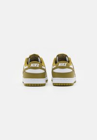 Tenisky Nike Dunk v olivově zelené a bílé barvě, s polstrovaným límcem, texturovaným koženým svrškem a gumovou podrážkou s vzorovaným profilem.