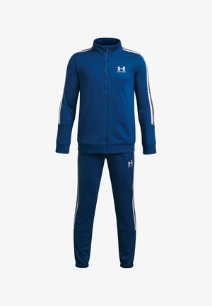 Marineblauw sportief trainingspak gemaakt van gladde stof, met een jas met ritssluiting en hoge kraag en zijstrepen, gecombineerd met bijpassende taps toelopende broek.