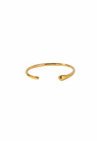 Pulsera de brazalete de metal dorado con una textura suave y extremos abiertos, que presenta un diseño redondeado y una forma elegante y minimalista.