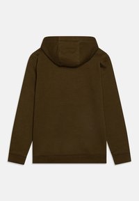 Haut à capuche marron avec une texture douce, doté d'une grande capuche, de longues manches et d'un ourlet côtelé. Design simple sans logos ni motifs visibles.