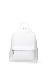Witte leren rugzak met een ronde vorm, een handvat bovenaan en een voorvak met rits. Heeft een gestructureerde afwerking en een minimalistisch ontwerp.