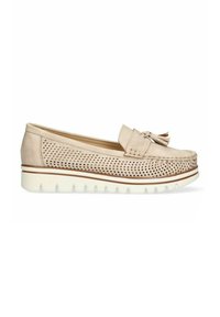 Zapato sin cordones de color beige claro con diseño de cuero perforado, detalle de borlas en el empeine y una suela de goma blanca texturizada.