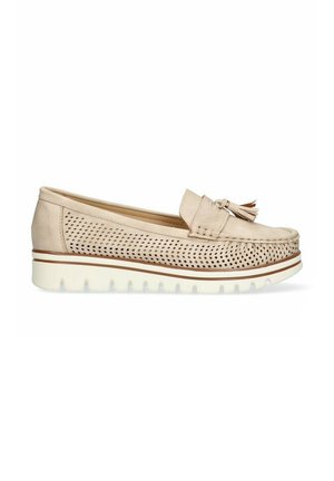 Zapato sin cordones de color beige claro con diseño de cuero perforado, detalle de borlas en el empeine y una suela de goma blanca texturizada.