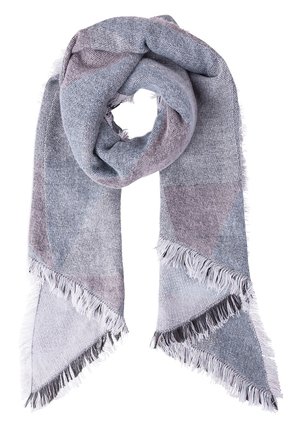 Écharpe en tricot doux aux tons gris atténués, violet et bleu avec des bords à franges, pliée en boucle sur un fond blanc.