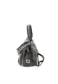 Zwarte leren handtas met studs op de schouderband, rits sluiting en meerdere compartimenten. Bevat een gestructureerde afwerking en metalen accenten.