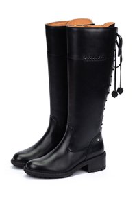 Botas de cuero negro hasta la rodilla con un acabado suave, detalles de cordones en los laterales, puntera redondeada y un tacón bajo y modesto.