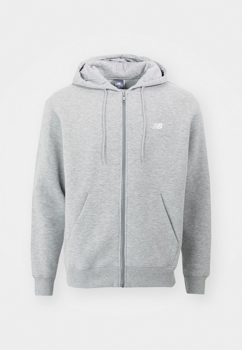 Sweat à capuche zippé New Balance gris clair avec cordons, poches avant et logo sur la poitrine gauche sur fond blanc.