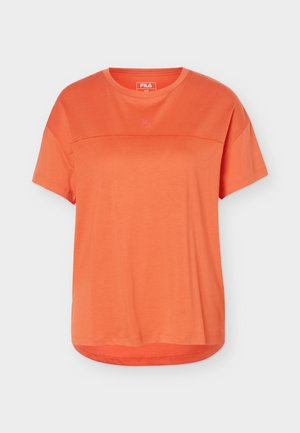 Camiseta naranja de manga corta FILA con cuello redondo y logo sutil en el pecho, colgada sobre un fondo blanco liso.