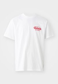 Camiseta blanca de manga corta hecha de algodón; presenta un logo rojo que dice "Carhartt WORK IN PROGRESS" en el área del lado izquierdo del pecho.
