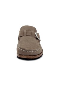 Braune Wildleder-Loafer mit abgerundetem Zeh, genähten Akzenten, Schnallen-Detail und Korksohle. Glatte Textur mit einem minimalistischen Design.