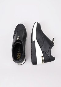 Zapatillas wedges de cuero negro con paneles texturizados, medias suelas blancas, tiradores dorados de cremallera y suelas de goma, mostradas desde vistas superior y lateral.