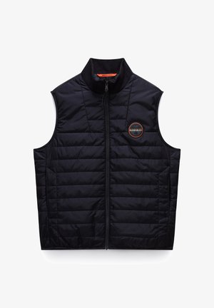 Černá bezrukávová vesta vyrobená z prošívaného materiálu, s vysokým límcem, předním zipem a kulatou nášivkou s oranžovými akcenty.