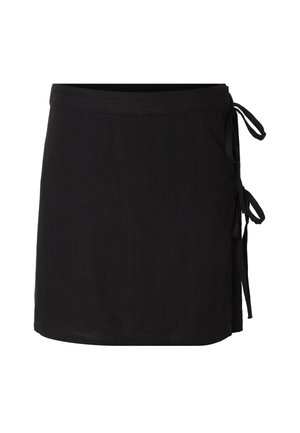 Falda negra cruzada con cierres laterales de lazo, corte recto y largo por encima de la rodilla, mostrada sobre un fondo blanco.