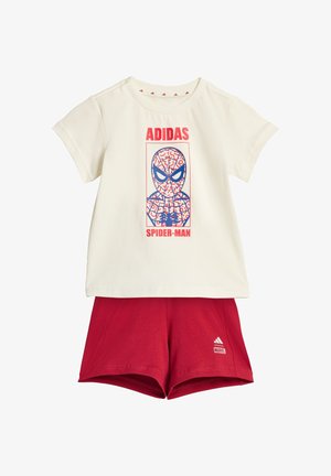 Camiseta blanca de manga corta con un gráfico de Spider-Man en rojo y azul y el texto "ADIDAS SPIDER-MAN", combinada con pantalones cortos rojos que presentan los logotipos de Adidas y Marvel.