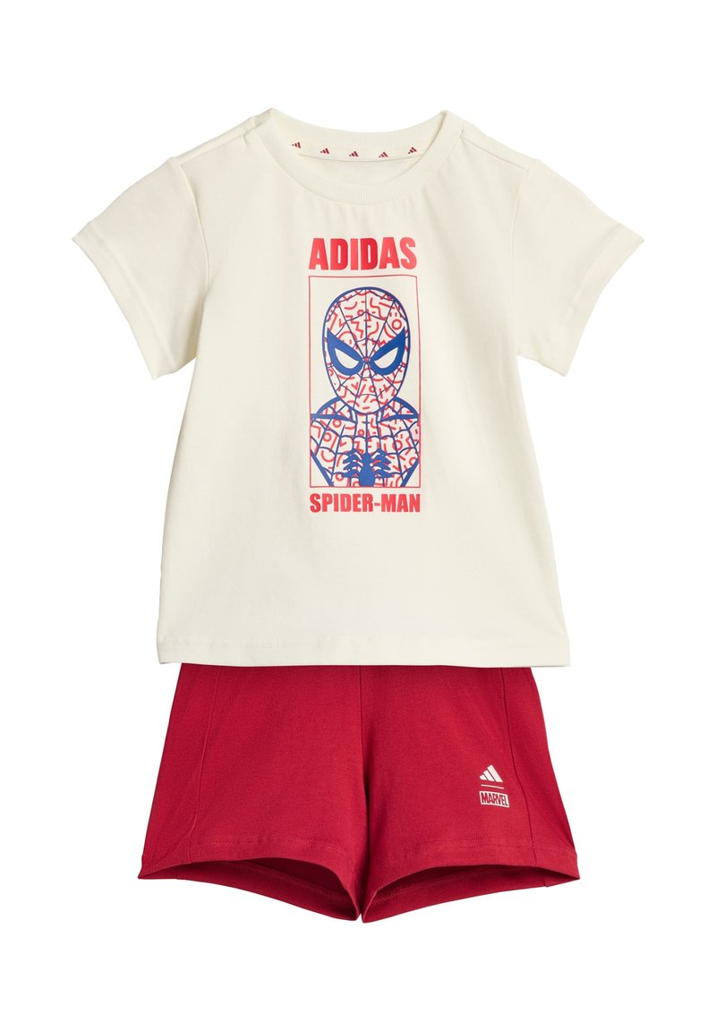 Biele tričko s krátkym rukávom so červenou a modrou grafikou Spider-Mana a textom "ADIDAS SPIDER-MAN", spárované s červenými šortkami s logami Adidas a Marvel.