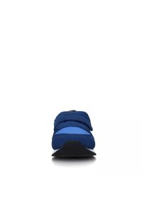 Scarpa sportiva blu caratterizzata da una combinazione di materiali texture e lisci, con cinturini in Velcro e una suola in gomma nera. La vista frontale mette in evidenza i dettagli di design.