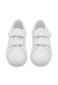 Vita sneakers med kardborreband, slät syntetisk material, rund tå och texturerad gummisula, designade för enkel användning och komfort.