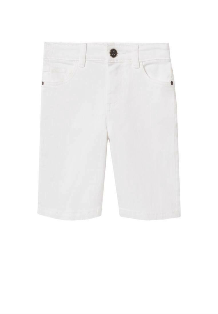 Shorts en jean blanc avec bouton à l'avant, passants de ceinture, et poches avant et arrière.