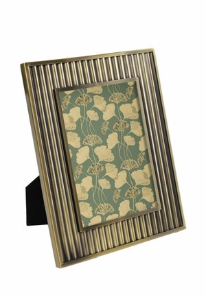 Rechteckiger goldener Fotorahmen mit vertikalen Rillen, stehend auf schwarzer Stütze, der ein florales Kunstwerk mit beigen Blättern auf grünem Hintergrund hält.