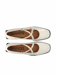 Scarpe flat bianche in pelle con punta quadrata, dotate di una fascia incrociata e una piccola fibbia metallica. La soletta presenta la scritta "BIANCO" stampata in nero.