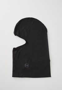 Balaclava nera realizzata in tessuto morbido e elasticizzato. Presenta un design con viso aperto e un piccolo logo circolare alla base su un lato.