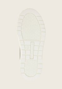 Biała podeszwa trampka z teksturowanym gumowym wzorem i detalem z logo. Posiada rowki amortyzacyjne i jest zaprojektowana z myślą o przyczepności.