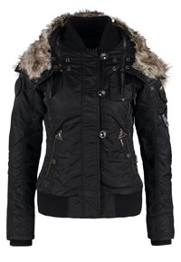 Veste noire isolante avec capuche en fausse fourrure. Comprend des poches zippées et boutonnées, des poignets côtelés et une texture matelassée.