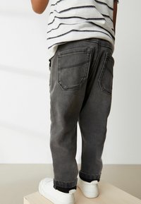 Next SUPER  PULL ON WITH STRETCH - Džíny Straight Fit - grey