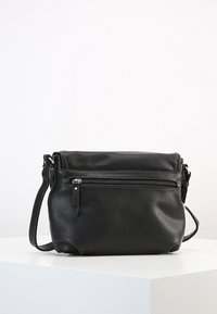 Bolso bandolera de cuero negro con una superficie texturizada, un bolsillo frontal con cremallera y una correa ajustable para mayor versatilidad.
