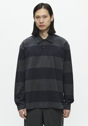Polo shirt met lange mouwen in donkergrijs met marineblauwe strepen. Voorzien van een klassieke kraag en een drieknopssluiting met een losse pasvorm.