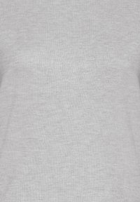 Pull gris clair à col rond en tissu tricoté doux. Présente une texture lisse et un design simple sans motifs ni ornements visibles.