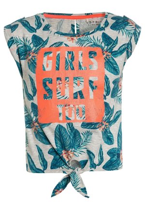 Gekürztes Mädchen-T-Shirt mit türkisfarbenen tropischen Blättern, orangefarbenen floralen Akzenten, geknotetem Saum und orangefarbenem Blocktext „GIRLS SURF TOO“ auf grauem Hintergrund.