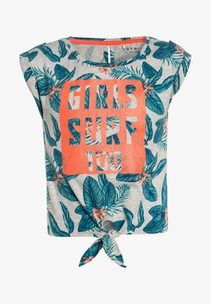 Camiseta corta para chicas con hojas tropicales en color azul verdoso, detalles florales naranjas, dobladillo anudado y texto en bloque naranja "GIRLS SURF TOO" sobre fondo gris.