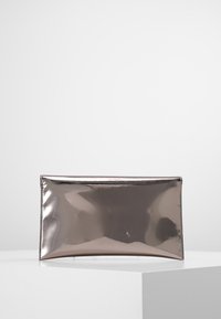 Pochette en or rose métallique à surface lisse et brillante, forme rectangulaire, sans éléments métalliques visibles ni motifs. Design simple et minimaliste.