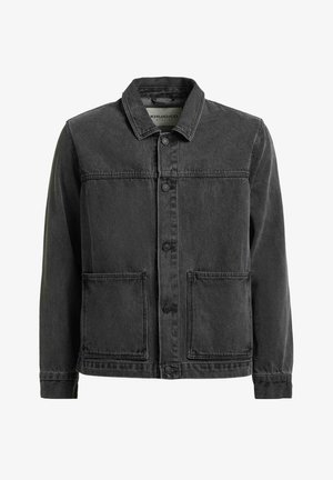 Juoda džinso striukė su sagomis priekyje, dvi didelės priekinės kišenės, ilgomis rankovėmis ir klasikiniu apykakle.