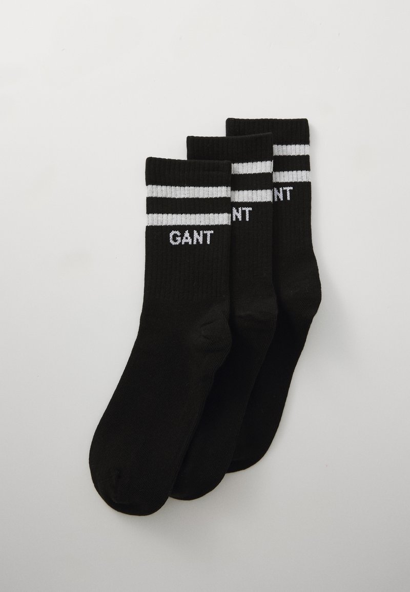 Sosete negre cu două dungi albe în partea de sus și textul "GANT" în alb. Textură ribbed, design atlet standard. Set de trei perechi.
