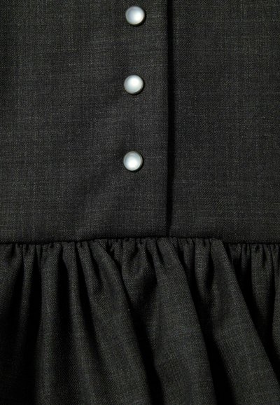 Abito in tessuto nero caratterizzato da tre bottoni perle e una gonna arricciata. La sovrapposizione testurizzata crea un aspetto elegante e alla moda.