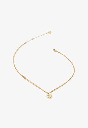 Złoty naszyjnik łańcuszkowy z zawieszką w kształcie serca z wygrawerowanym tekstem i małymi akcentami, prezentujący warstwowy design i gładką teksturę.