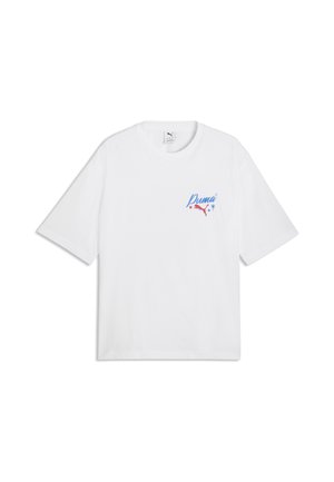 Hvid kortærmet Puma T-shirt med et lille blåt og rødt logo på venstre bryst, med Puma-navnet og puma-katteikonet.